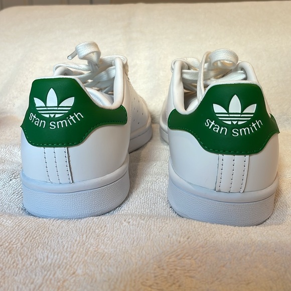 White Adidas Stan Smith sneakers with green backs. Women’s size 8. worn once - Picture 4 of 9